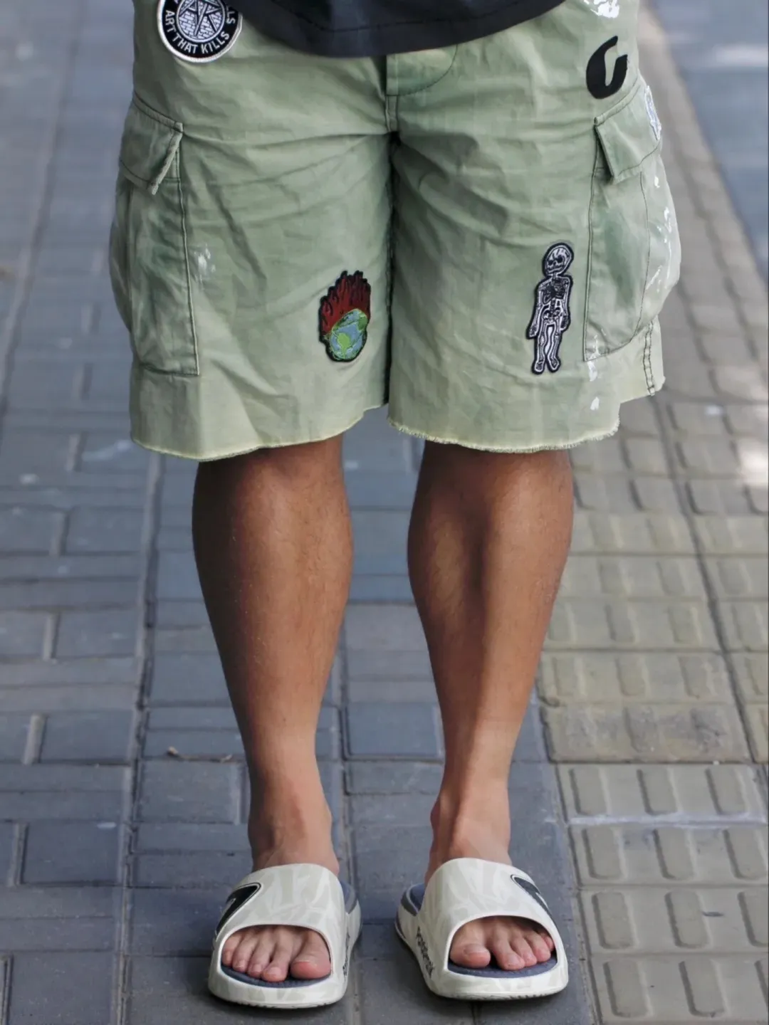 GALLERY DEPT. KENZIE FATIGUE CARGO SHORTS Patch embroidered shorts, distressed ink-splashed overalls, olive green size 30/32/34/36, heavy wash garment dyeing, jetted horse fade, washed and distressed products, each piece is slightly different, each piece is a work of art, Shimada machine embroidery, hand-splashed ink graffiti